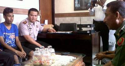 Walikota Kupang Jonas Salean saat bertemu Pelaku Pencurian Batrei Lampu Jalan di Mapolr Kupang Kota