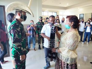 Dandim Dan Ketua Persit KCK Di Sambut Secara Kedinasan Di Makodim 1627/Rote Ndao