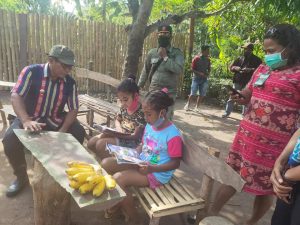 Bupati Nagekeo, membaca di Pondok Baca Mataleza, Olakile, Boawae