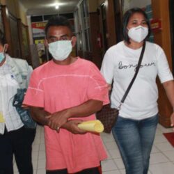 SYN, ayah cabul saat digiring anggota Polres Kupang Kota ke sel tahanan (ist)