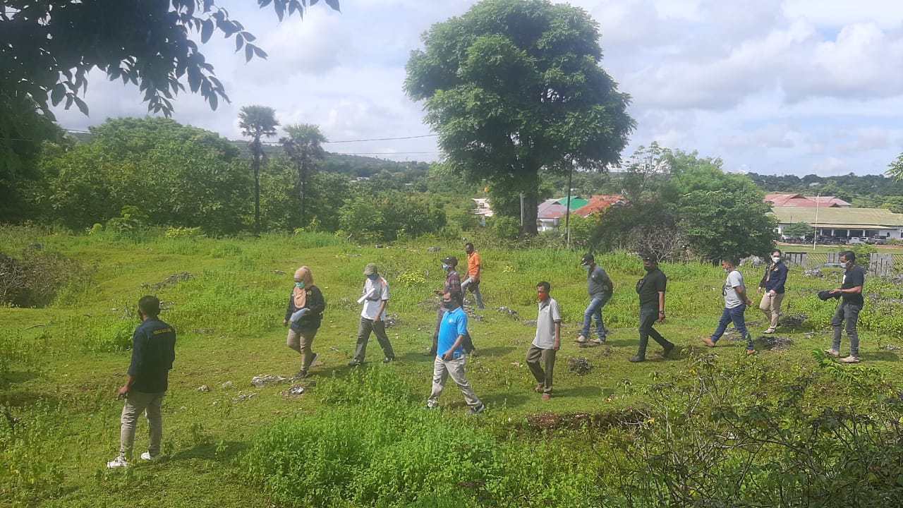 Hakim PN Klas I A Kupang saat melakukan peninjauan lokasi (PL) yang dihadiri penggugat dan tergugat (ist)