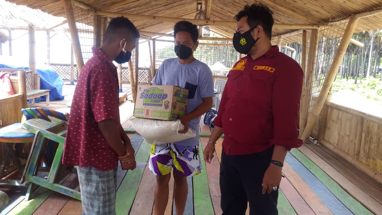 Aipda Bill memberikan beras, mie instan dan sejumlah uang tunai kepada Egi