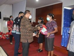 Taspen Bagikan Sembako Untuk Tenaga Kontrak Pemkab Ende