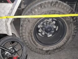 Honda Beat Seruduk Truk Parkir di Jalan Timor Raya, 2 Meninggal di Tempat