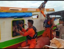 Kapal Patah Kemudi di Perairan Palue, Tim SAR Evakuasi 15 Penumpang