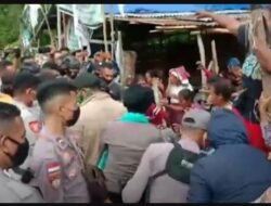 Ricuh Hingga Aksi Telanjang Dada Mama-mama Warnai Aksi Protes Warga Nagekeo