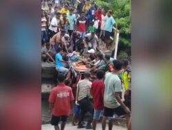 Hendak Melahirkan, Ibu di Kupang Ditandu Lewati Jembatan Putus Akibat Banjir
