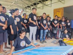 Ganjar Milenial Dorong Anak Muda NTT Jadi Penenun: Bagikan Bahan Tenun kepada UMKM di Desa Weelonda