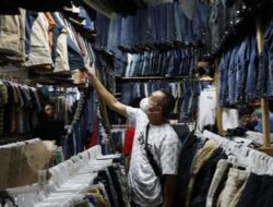 Presiden Minta Impor Pakaian Bekas Distop, Ini Tanggapan Penggemar Rombengan di NTT
