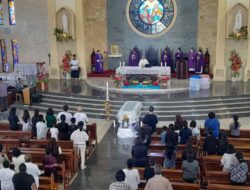 Uskup Agung Kupang Petrus Turang Pimpin Misa Pelepasan Jenazah Piet Salassa