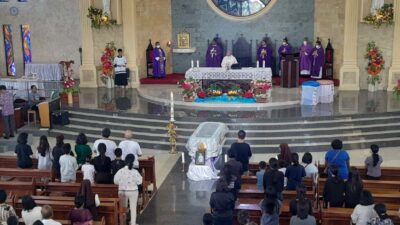 Uskup Agung Kupang Petrus Turang Pimpin Misa Pelepasan Jenazah Piet Salassa