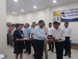 Serahkan SK, GM Kopdit Swasti Sari Sason Helan Minta 17 Karyawan Baru Bekerja Kompeten dan Profesional