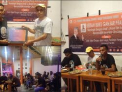 Sukarelawan Ganjar Gelar Bedah Buku Nobar Film Bersama BEM UCB Kupang