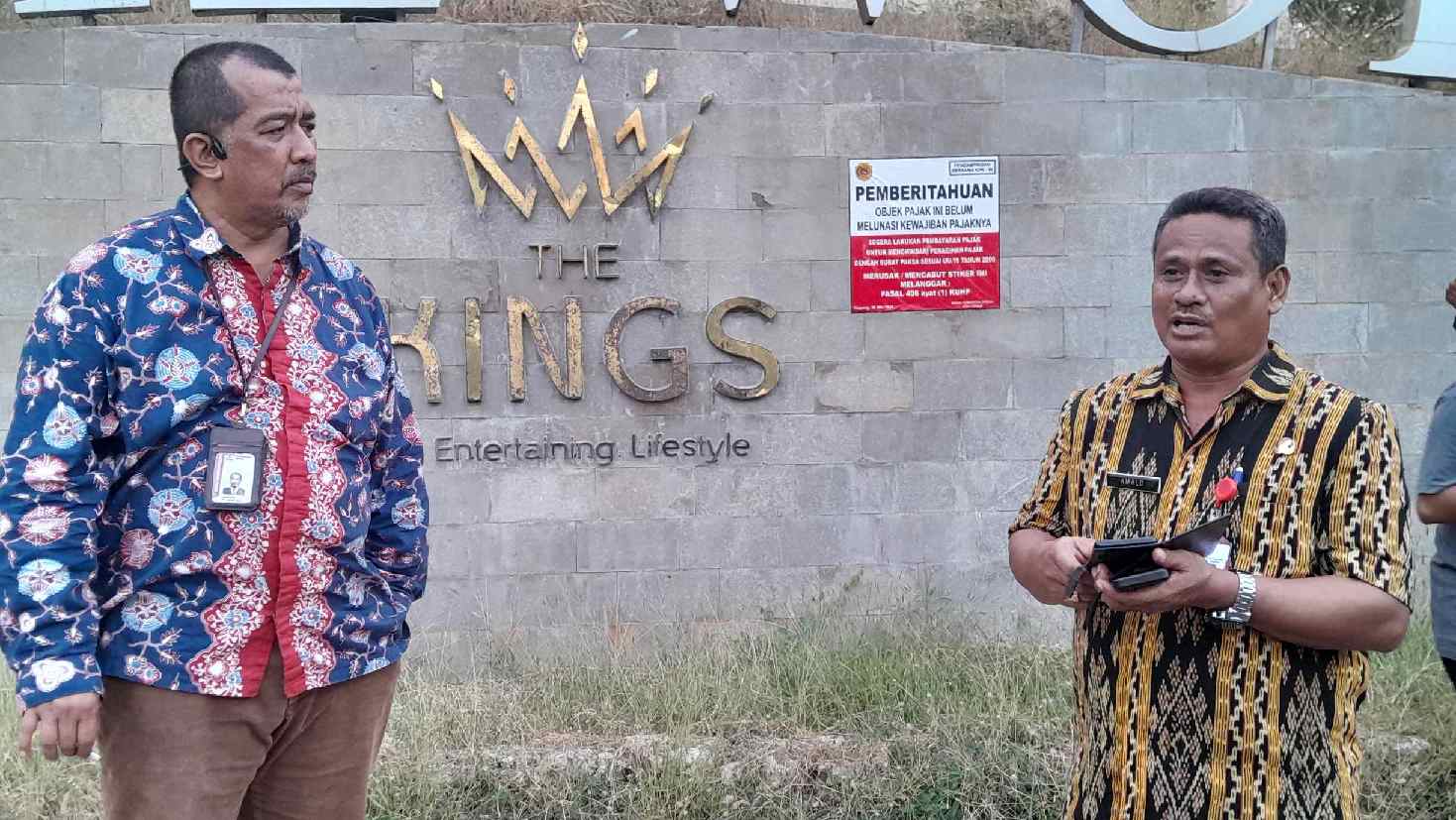 Ketua Satgas Koordinasi dan Supervisi Wilayah V KPK RI, Dian Patria dan Kepala Inspektorat Kota Kupang, Frengki Amalo saat memasang peringatan "Obyek Pajak Belum Melunasi Kewajiban Pajak" oleh Bapenda Kota Kupang di The Kings atau Imperial Kupang, Kamis 30 Mei 2024, selain di lokasi tersebut, sejumlah tempat usaha lainnya yang belum membayar pajak juga dipasang peringatan serupa / foto: Gorby Rumung