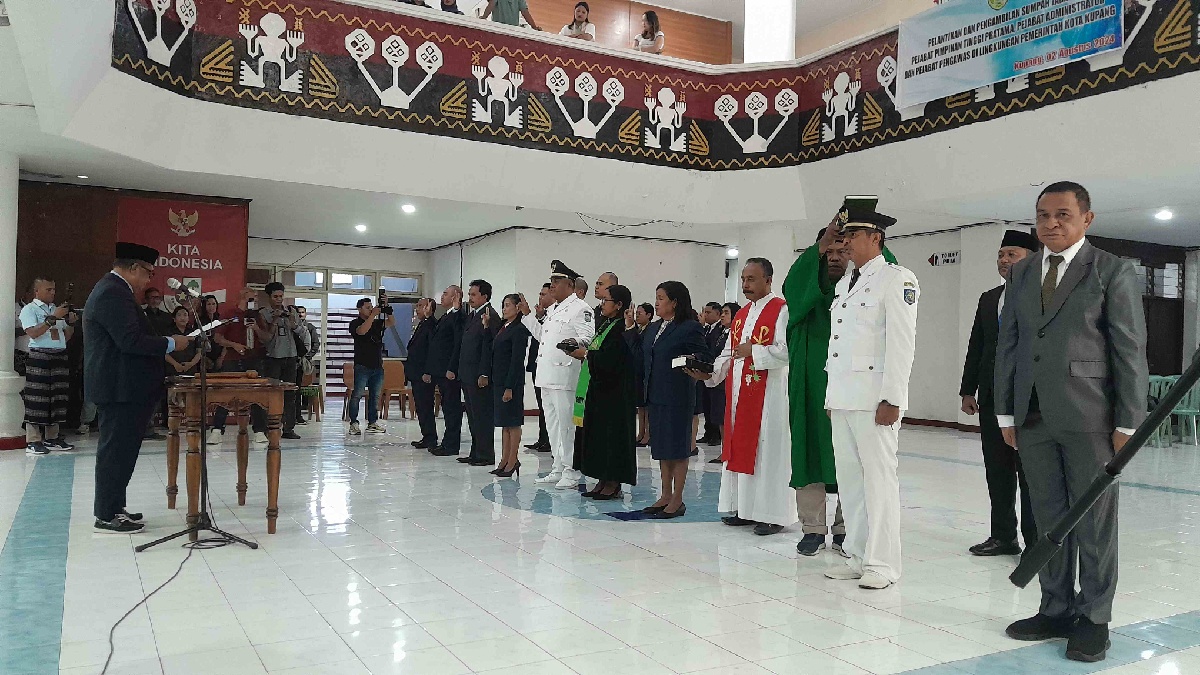Upacara pelantikan dan pengambilan sumpah Pejabat Tinggi Pratama, Pejabat Administrator dan Pejabat Pengawas di lingkungan Pemerintah Kota Kupang yang berjumlah 17 Apratur Sipil Negara (ASN), Jumat, 2 Agustus 2024.