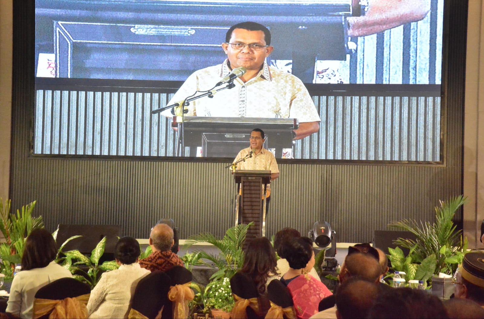 Melki Laka Lena saat menyampaikan refleksi Pilkada 2024 dalam acara Refleksi Pilkada 2024 dan Kepemimpinan Baru yang Menyatukan dan Melayani bersama Pasangan Gubernur NTT terpilih dan pasangan Walikota Kupang Terpilih yang digelar Gerakan Bangun (Gerbang) NTT, di Neo Aston Hotel Kupang, Sabtu, 11 Januari 2024 / foto: Gorby Rumung