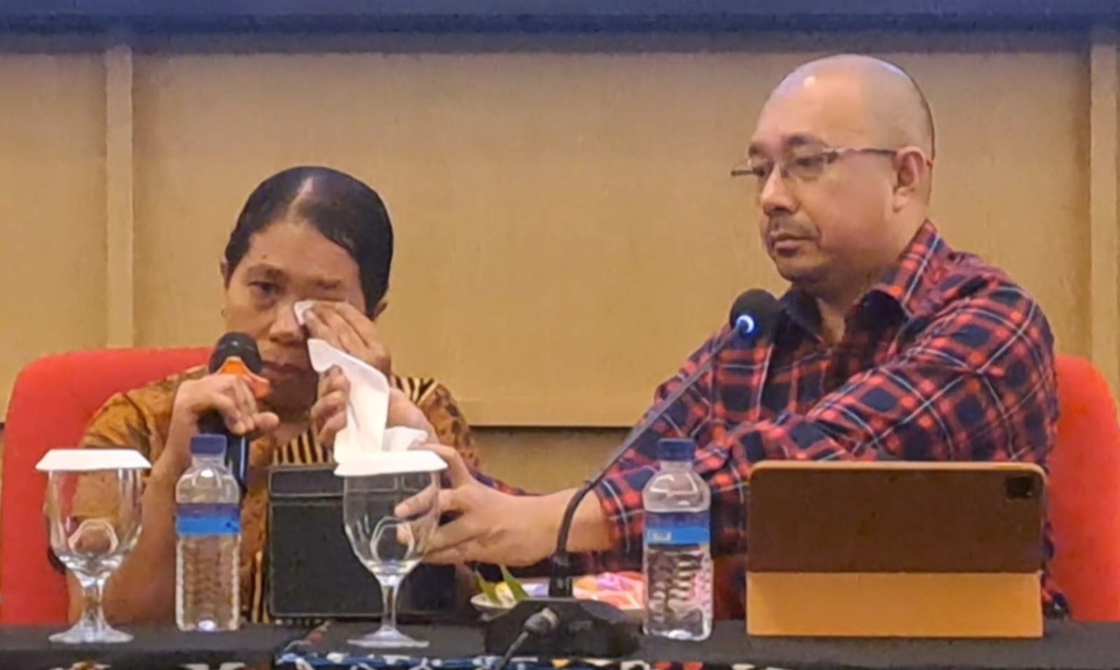 Maria Fatmawati Naput (47) yang merupakan ahli waris dari almarhum ayahnya Nikolaus Naput yang merupakan pemilik sah Tanah Karangan dan Golo Karangan di Labuan Bajo, Manggarai Barat mengaku kecewa dengan putusan hakim / foto: ist