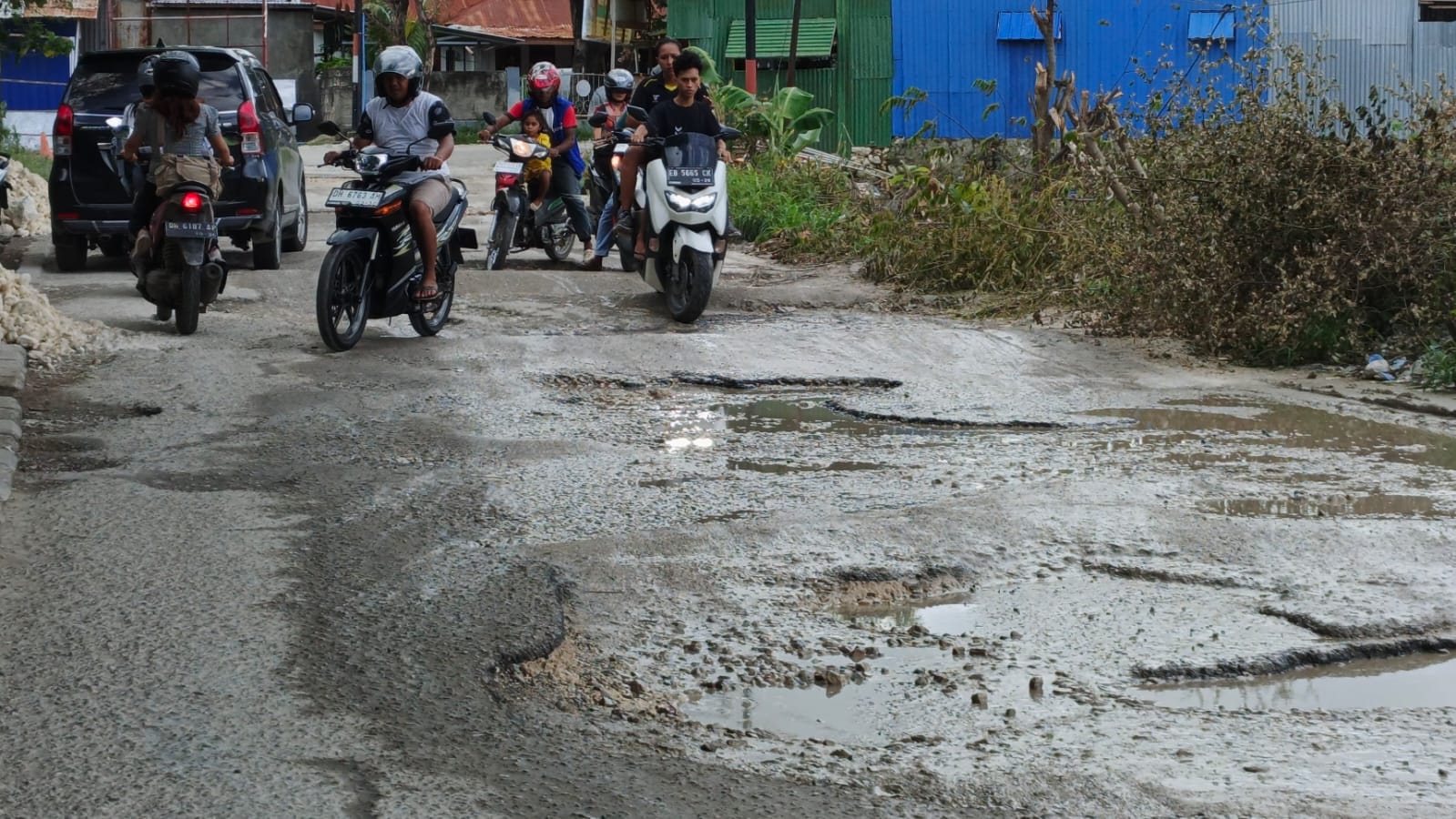 Kondisi Jalan GOR Flobamora, Kota Kupang. Jalan yang telah berubah nama menjadi Jalan Brigjen Iman Budiman ini batal dikerjakan tahun 2025 akibat pemangkasan anggaran / foto: Gorby Rumung