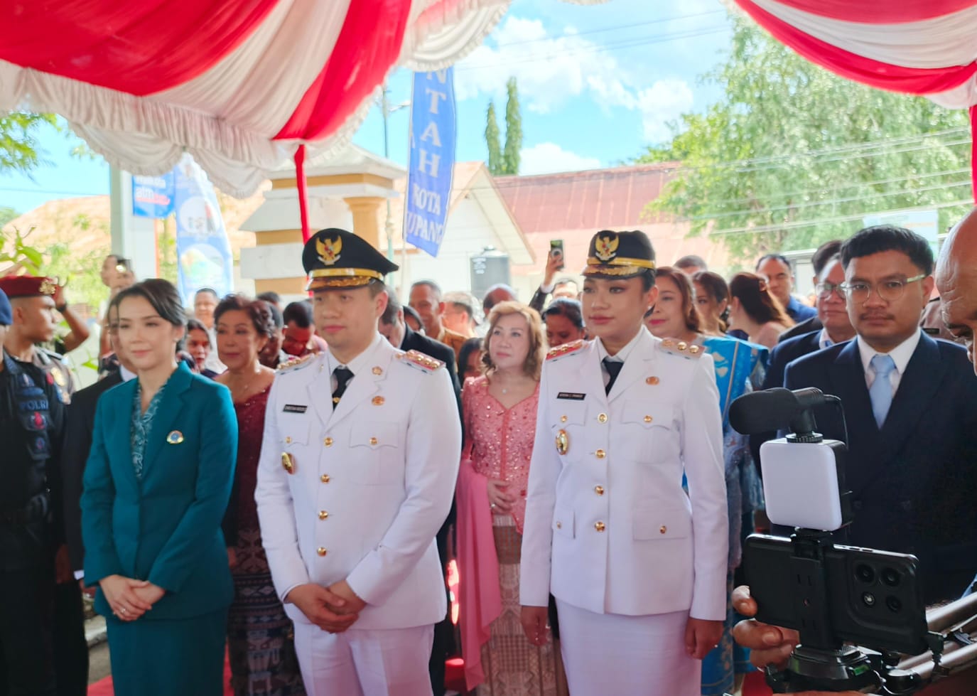 Wali Kota Kupang dan Wakil Wali Kota Kupang, dr. Christian Widod dan Serena Francis saat tiba di Balai Kota, Sabtu, 1 Maret 2025 / foto: Gorby Rumung