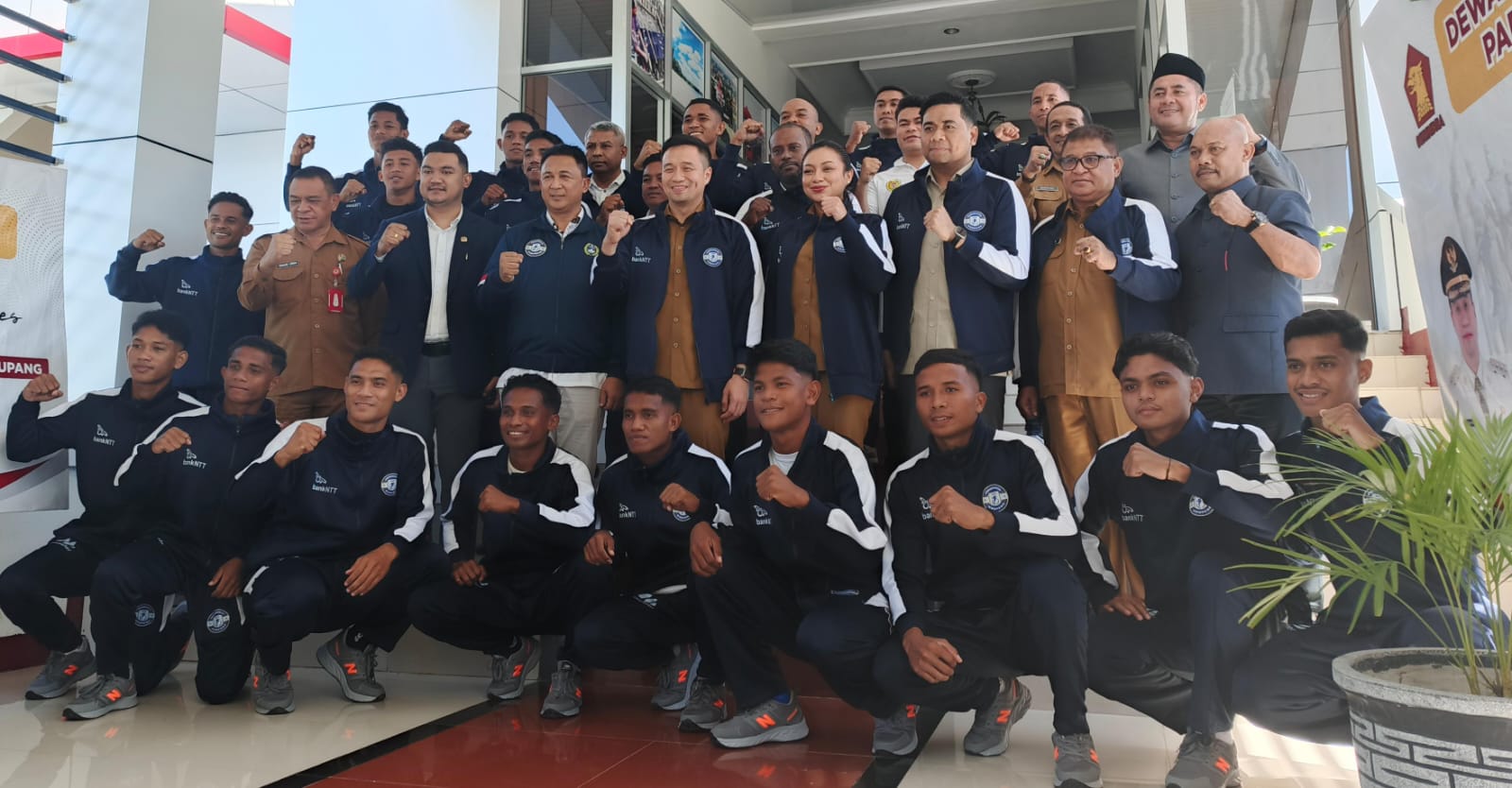 Wali Kota Kupang dan Wakil Wali Kota Kupang, dr. Christian Widodo dan Serena Francis bersama Ketua DPRD Kota Kupang, Richard Odja melepas Tim Persekota Kupang ke ETMC XXXIII 2025 Kota Kupang, Senin, 3 Maret 2025 / foto: Gorby Rumung