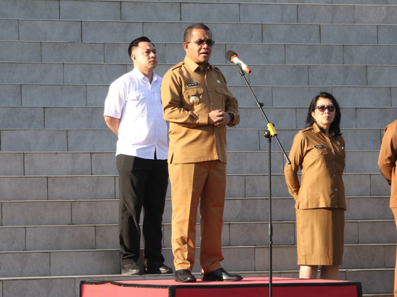 Gubernur NTT, Melki Laka Lena saat memberikan Amanat Inspektur Upacara saat apel, Senin, 7 Juli 2025 / foto: ist