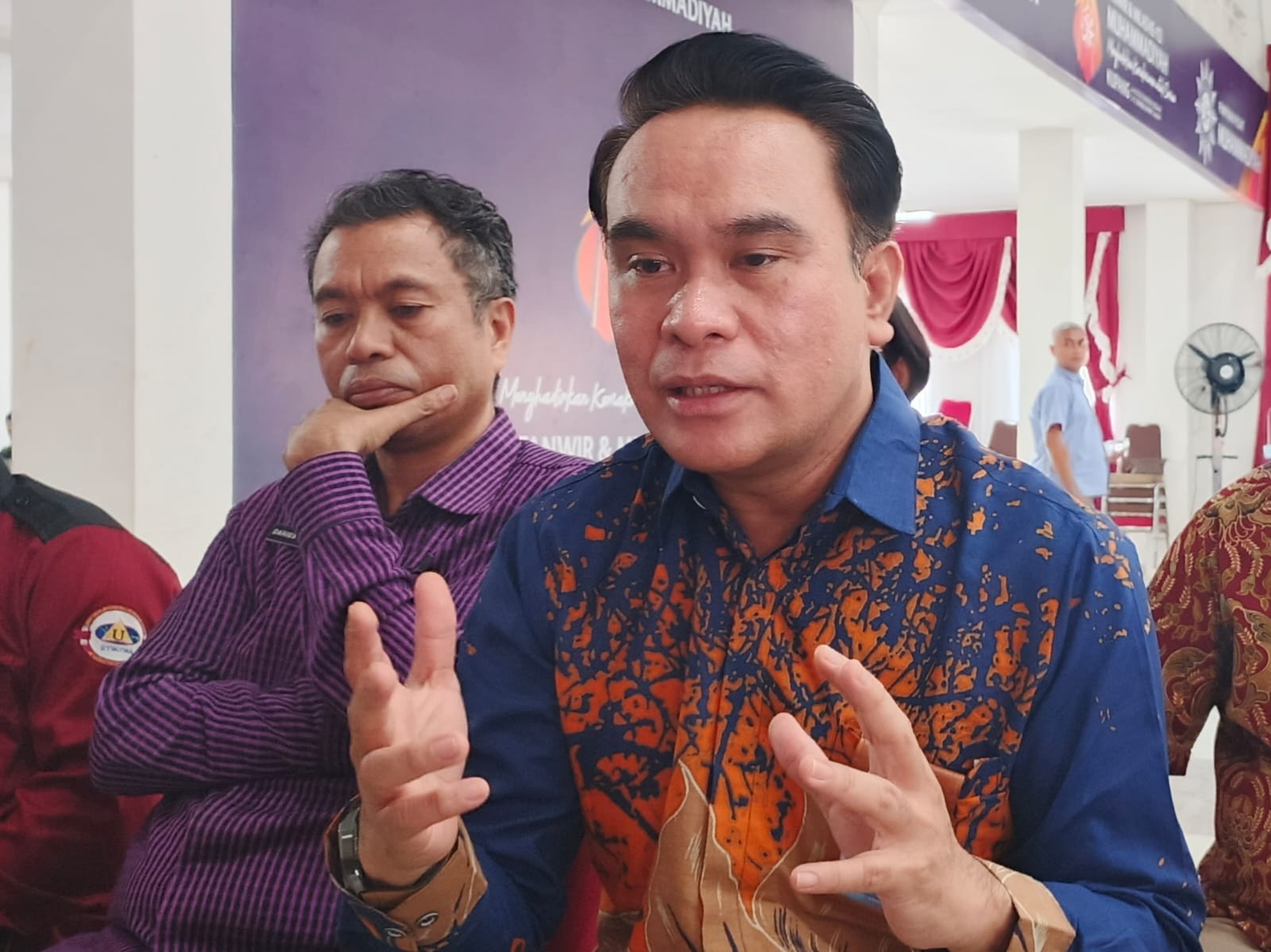 Kepala LLDIKTI Wilayah XV, Prof. Amheka dan Kepala Ombudsman NTT, Darius Beda Daton diwawancarai disela-sela kegiatan sosialisasi KIP Kuliah yang digelar di Aula Kampus Muhammadiyah Kupang, Jumat, 15 Agustus 2025 / foto: Gorby Rumung