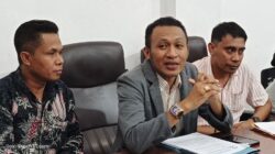 Bildad Thonak bersama rekan saat konferensi pers di kantornya / foto: Gorby Rumung