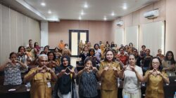 Wakil Wali Kota Kupang berfoto bersama panitia dan peserta Pelatihan Peningkatan Kapasitas Perempuan Penyintas Kekerasan dan Kepala Keluarga Perempuan, Selasa, 18 November 2025 / foto: Gorby Rumung