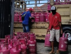 Jawab Kelangkaan, Pertamina Turunkan Dia Kontainer LPG di Kupang
