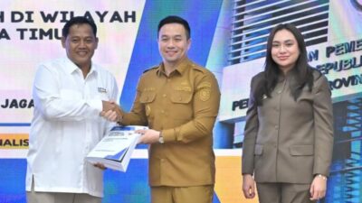 Wali Kota dan Wakil Wali Kota Kupang, dr. Christian Widodo dan Serena Francis menyerahkan LKPD kepada Kepala BPK Perwakilan Provinsi NTT, Triyantoro, Selasa, 31 Maret 2026 / foto: ist