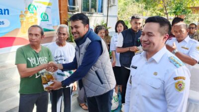 Pimpinan BULOG Kanwil NTT, Arrahim Kanam bersama Wali Kota Kupang, dr. Christian Widodo menyerahkan Bantuan Pangan Februari-Maret 2026 di Kelurahan Nefonaek, Rabu, 1 April 2026 / foto: Gorby Rumung